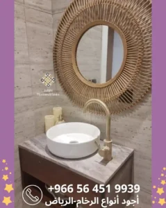 مغسلة رخام مودرن بقاعدة من رخام بريشيا الإيطالي وحوض خزف أبيض وعائي، تصميم خاص للحمامات الفخمة بالرياض.