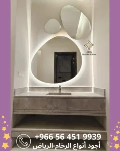 مغسلة رخام فخمه مودرن من رخام سيلفر جري، تتميز بتصميم إطار بارز ورف سفلي، تم تفصيلها لمشروع فيلا بحي الربيع بالرياض.